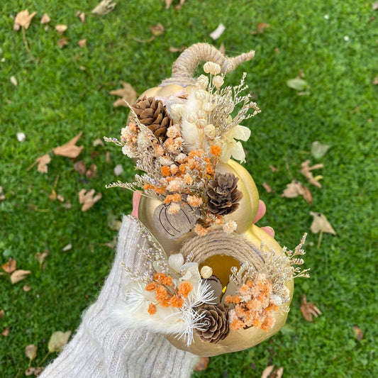 Citrouille décorative lumineuse d'automne avec fleurs séchées